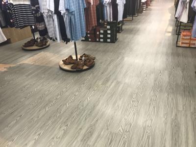 Cina plancia di lusso del vinile del grano di legno di resistenza di slittamento della pavimentazione di 2mm LVT che pavimenta adesivo in vendita