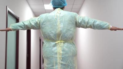 China Good quality PE/SMS disposable Laboratory Isolation Gown different colors non woven medical visitor gown for sale