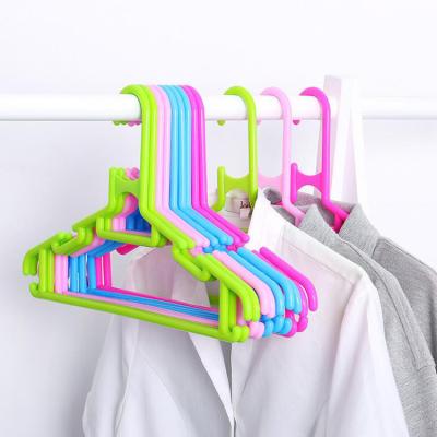 China Non-slip Plastic Adult Casual Plastic Clothes Hanger Hanger for sale