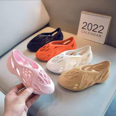 China Round Summer Yeezy Foam Runners Slipper Lightweight Breathable Kids Kids Kids Yezzy Beach Sandals Slipper for sale