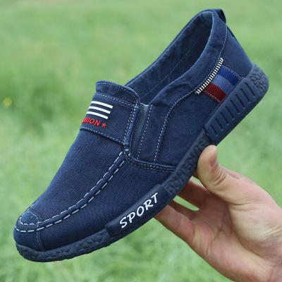 China Cushioning Men's Training Shoes With One Foot On Lazy Shoes Spring And Summer Fashionable Breathable Men Slip On Sneakers Canvas Sports Shoes for sale