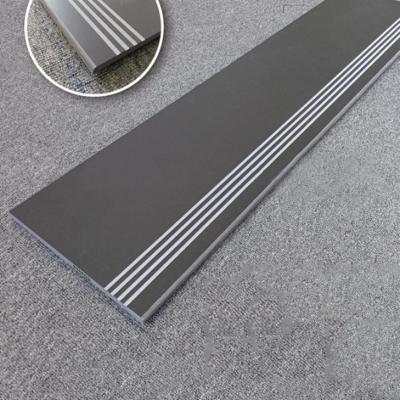 China Piso de porcelana homogéneo negro no resbaladizo de cuerpo completo, azulejos vitrificados de 300x600 mm para estacionamiento en venta