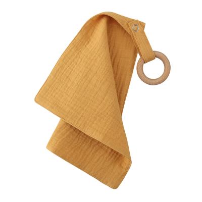 China BPA Free Baby Bedding Toy Cotton Muslin Cloth Comforter Cloth With Beech Wooden Teething Ring Teethers for sale