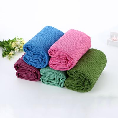 China Non Slip Yoga Towel Hypoallergenic Quick Dry Silicon Dots Fitness Sports Microfiber Yoga Towel for sale