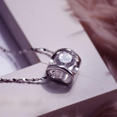 China Fashion Cute Hollow Lady's Love Pendant Valentine's Day Gift Shine 1.25 Carat Diamond Necklace Female Clavicle Pendant Chain for sale