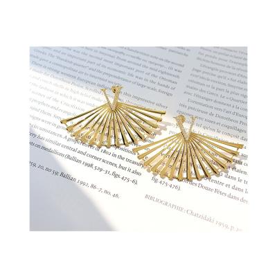 China Competitive Price Diamond Hoop Fashion Earrings Gold FASHION Ginkgo Leaf Shaped Earring for sale