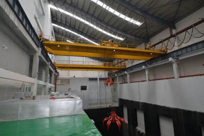 Chine Grue à benne hydraulique à grande vitesse de faisceau d'Industrail double, portail de lien du seau quatre de grippage à vendre