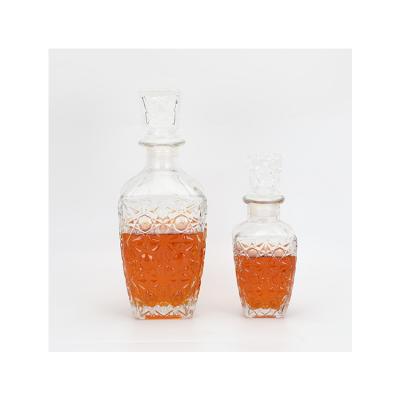 China Viable Manufacturer Price Fashionable Luxury Square Wine Glass Bottle Decanter for sale