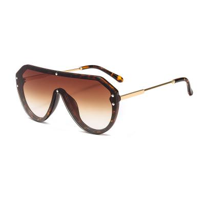 China Fashion Sunglasses 2020 Fashion With One Piece Glass F Letters Sun Shading Glass Metal For View Oversized Sunglasses for sale