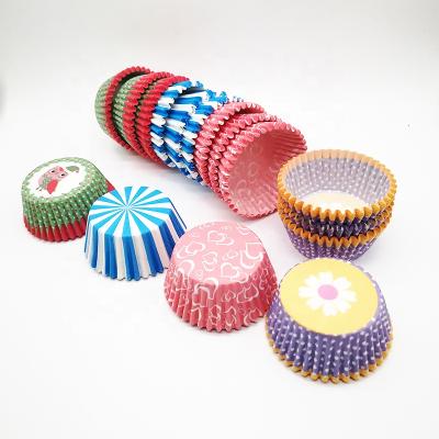 China Disposable Home Wedding Clumping Tools Newspaper Distribution Tour Cake Cups Baking Roll Cases Cupcake Liners for sale