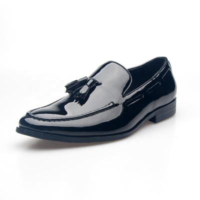 China Anti-Slippery Wholesale Shiny New Fashion Men's Patent PU Slip On Stylish Casual Shoes Penny Men Black Tassel Loafers for sale