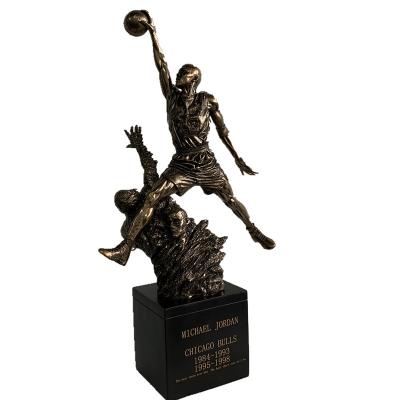 China Famous Europe Sporter Figure Statue 3D Customized Cold Cast Bronze Resin Basketball Player Statue For Souvenir for sale