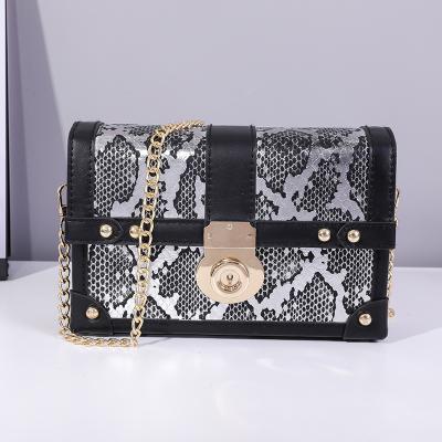 China 2021 New Style PU Shoulder Bag Shiny Chain Women Gold Bags for sale