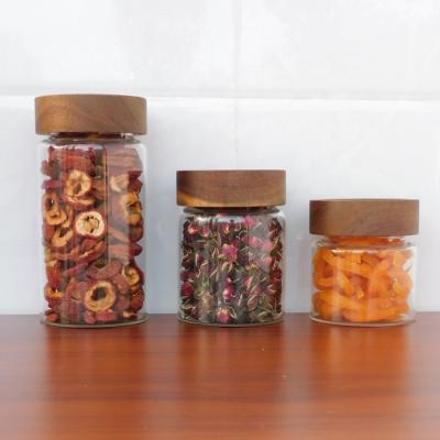 China Handmade 335 580 800ml Screw Borosilicate Glass Food Storage Jar Leakproof Eco-friendly With Acacia Wood Lid for sale