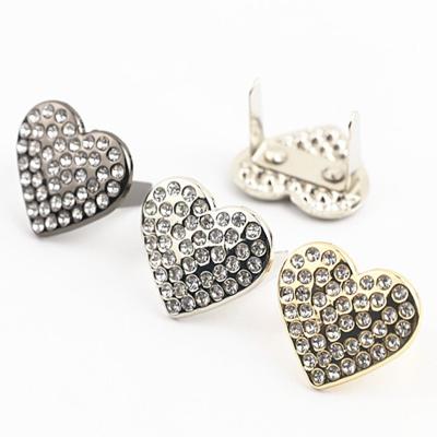 China Deepeel BF034 22*20mm Apparel Parts Handbag Accessories Rhinestones Heart Shape Buckles Logo Tag Decor Buckle Bag Garment Label Shoe Rivets for sale