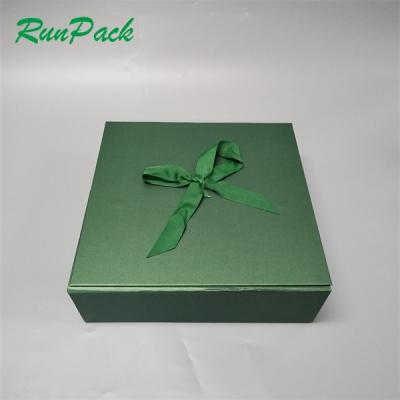 China Recyclable Custom Cardboard Green Blank Shoes Apparel Packaging Magnetic Wedding Birthday Gift Packaging Box With Ribbon Closures for sale