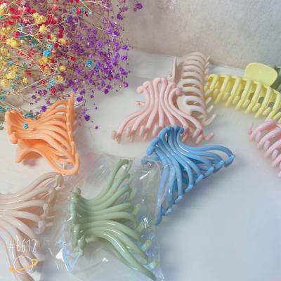 China Wholesale Fashion Jiris Resin Plastic Hair Claw Hair Clips Bigsize Women Hair Accessories For Girls Lady Lady for sale