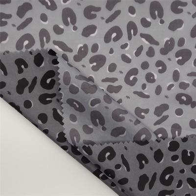 China 2020 Popular Anti-static Semi Dull Leopard Print Fabric 430T Polyester Taffeta For Duck Down Jackets Te koop