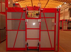 China Red 1000kg Material / Passenger Hoist With Single Cage, High Reliability for sale