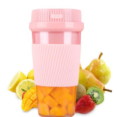 China 300ml Cup Electric Blender Fruit Smoothie Juicer Beauty Portable Easy Handling Blender for sale