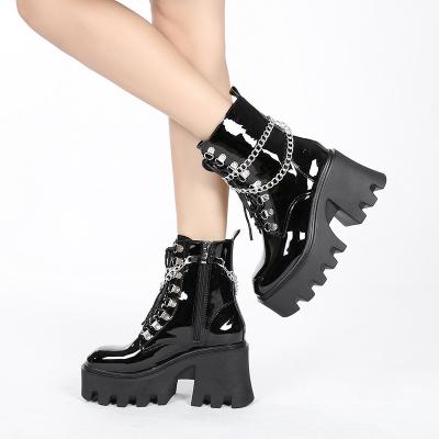 China 2020 Latest Style Lightweight Good Quality With Chain Decorated Platform Heel Women Motorcycle Winter Casual Boots for sale