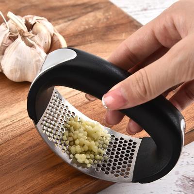 China Viable Multifunctional Stainless Steel Garlic Chopper Crusher Cooking Kitchen Accessories Garlic Press Garlic Crusher for sale