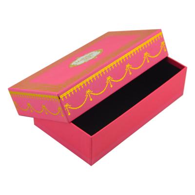 China Recyclable Kraft Paper Gift Box Hard Cardboard Magnetic Closure Box for sale