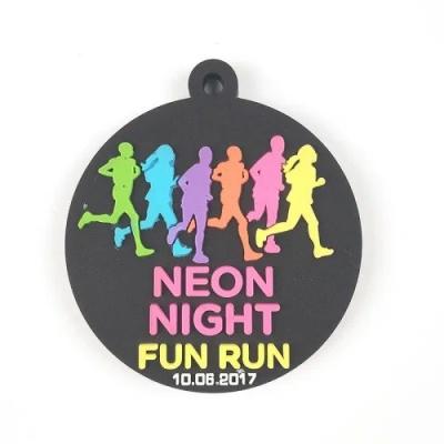 China Eco-vriendelijke gepersonaliseerde medaille / zwarte PVC rubber medailles 3D medaille voor Neon Night Fun Run Te koop