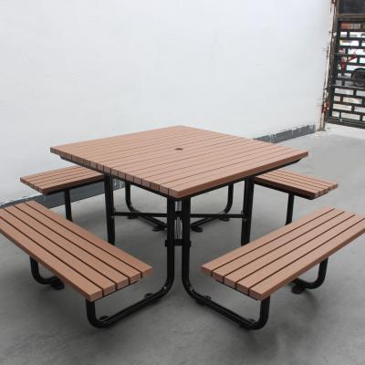 China Mesa de picnic con cuatro bancos Marco de acero suave con madera plástica reciclada / barras HDPE en venta