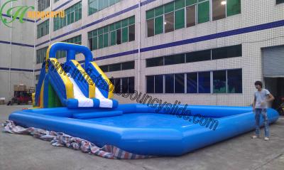 China Tobogán acuático inflable al aire libre comercial gigante con una piscina para los parques en venta