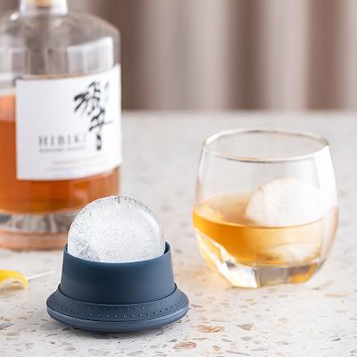 China Durable Large Size Silicone Soft Ice Cube Holder Ice Maker for Whiskey and Cocktails, Keep Drinks Chilled for sale