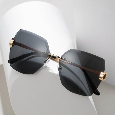 China 2021 Hot Selling Retro Pentagon UV400 Sunglasses Metal Rimless Rimless Sunglasses For Women CCG1165 for sale