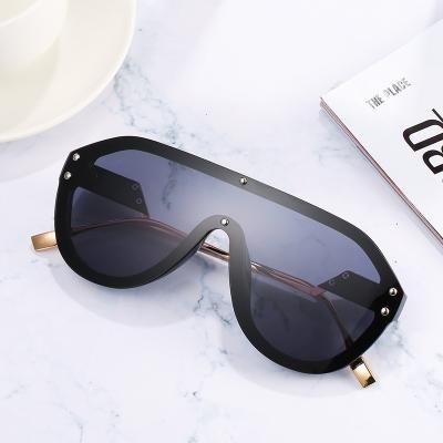 China 2021 hot selling shield united sunglasses new fashion oversized sunglasses wholesale for women CCG1231 for sale