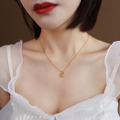 China FASHIONABLE Women's Simple Necklace Women's Love Heart Peach Temperament Choker Titanium Steel Plated 18 Carat Gold Women's Necklace for sale