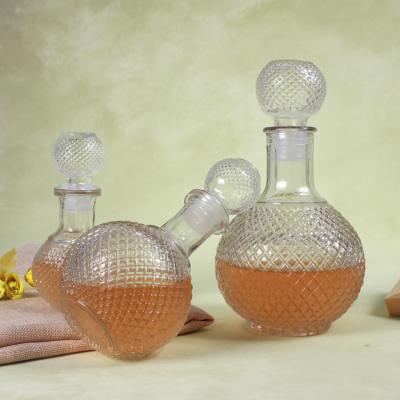 China New Design Viable Crystal Glass Bottle Whiskey Decanter Engraved Crystal Diamond Wine Jug Decanter Set for sale