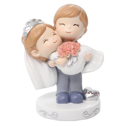 China Europe Couples Wedding Souvenir Home Decoration Statue Creative Resin Valentine's Day Gift Resin Small Couple Figurines For Car for sale