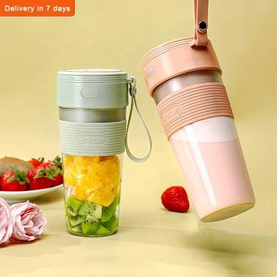 China BPA Free Mini Portable Hand Fruit Juicer Hot Beauty Juice Maker Smoothie Juicer for sale