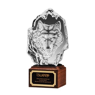 China China Transparent iceberg creative Wolf model wooden base crystal animal Wolf Head Culture Trophy Handicraft competition award for sale