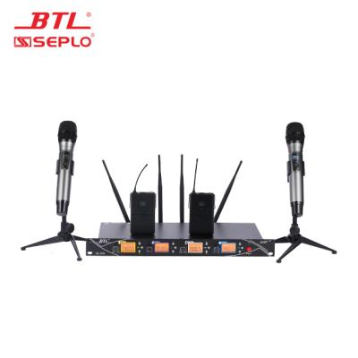 China Professional Handheld Microphone Performance 4 Channels Karaoke Wireless UHF Microphone System For Church for sale