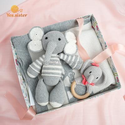 China Anti-pilling High Quality Comfortable 100% Cotton Blanket With Handmade Animals Toys For Baby Gift for sale