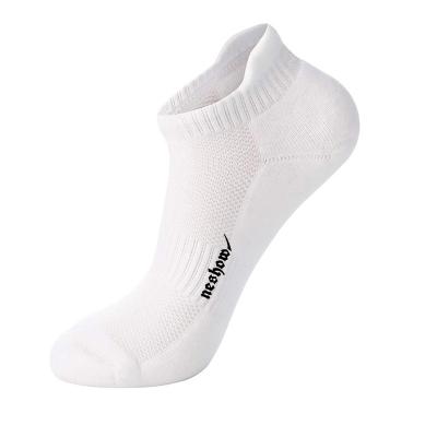 China Breathable Wholesale Sports Mens Crew Socks Sporty Mens Socks Custom Logo for sale