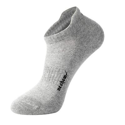 China 2022 New Design Men Breathable Wholesale High Quality Crew Socks Custom Logo Breathable Moisture-Wicking Bamboo Cotton Sports Socks For Men for sale