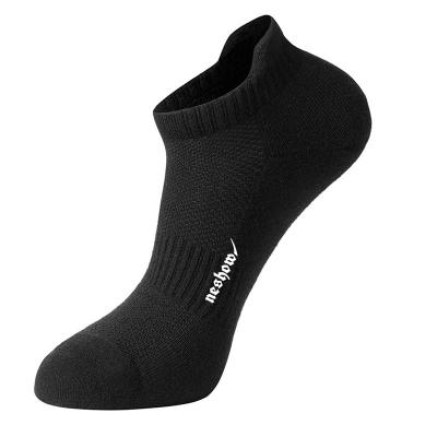 China Breathable High Quality Custom Sports Socks Custom Logo Men Socks for sale