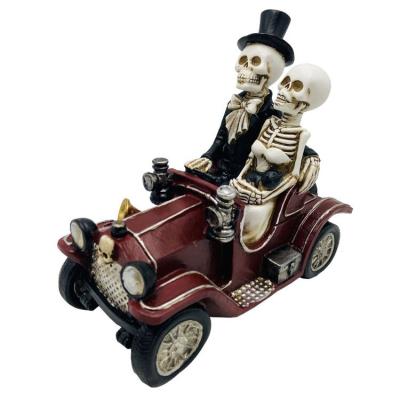 China White And Creepy Couple Polyresin Europe Skeleton In Car Decoration With LED Light for sale