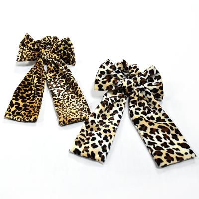 China Custom Fashion OEM Velvet Ponytail Holder Hair Scrunchies Women Bow Tie Hair Ring Leopard Scrunchies for sale