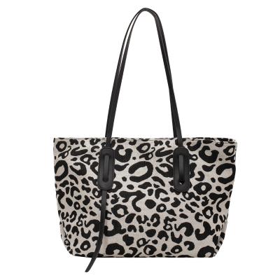 China Portable Famous Designer Handbag Leopard Print Fabric Jumbo Quick Tote Bag Purse and Purse for Women for sale