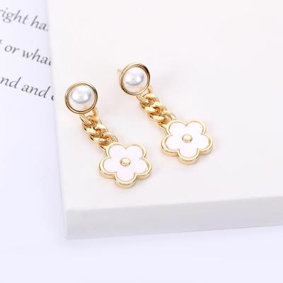 China Durable Cuba Chain Connecting Pearl Flower Earrings Fashion Beautiful Jewelry Women Earrings for sale