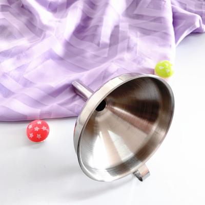 China High Quality Viable Silver 201 Stainless Steel Kitchen Tool Small Size Oil Water Filler Filling Funnel With Handle for sale