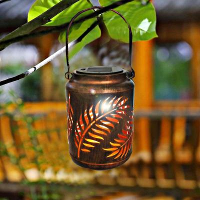 China Outdoor Metal Leaf Design Solar Squrrel Garden Lights Lantern Garden Led Waterproof Hanging Light Solar Table Lamp for sale