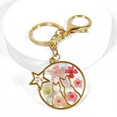 China Fashionable/Trendy Handmade High Quality Designer Custom Key Chains IVR Key Ring Keychains Dried Flowers Resin Key Chains for sale